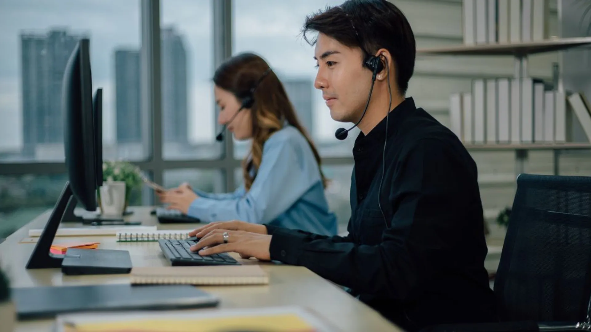 Đội ngũ hỗ trợ khách hàng Okwinbet thân thiện